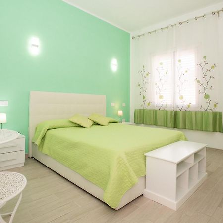 Affittacamere Le Rondini Domus De Maria Buitenkant foto