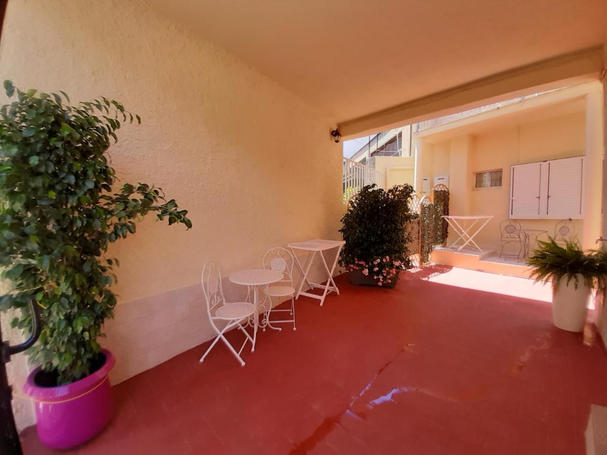 Affittacamere Le Rondini Domus De Maria Buitenkant foto