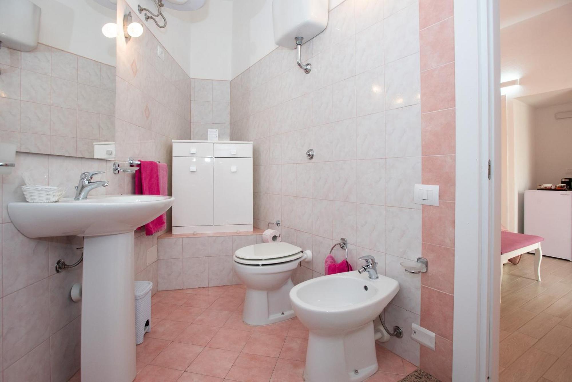 Affittacamere Le Rondini Domus De Maria Buitenkant foto