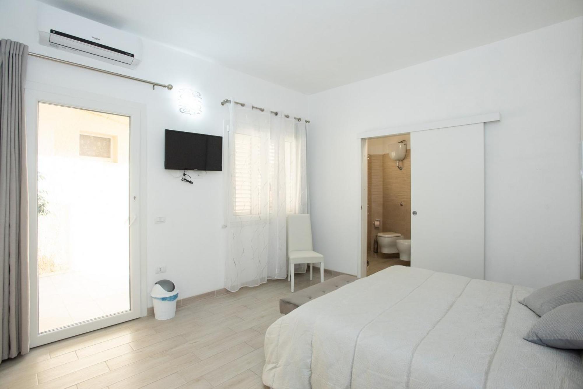 Affittacamere Le Rondini Domus De Maria Buitenkant foto