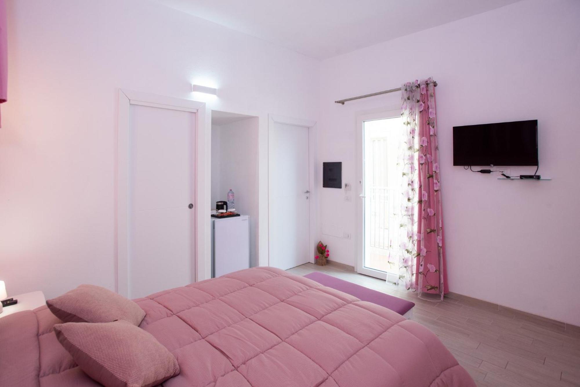 Affittacamere Le Rondini Domus De Maria Buitenkant foto